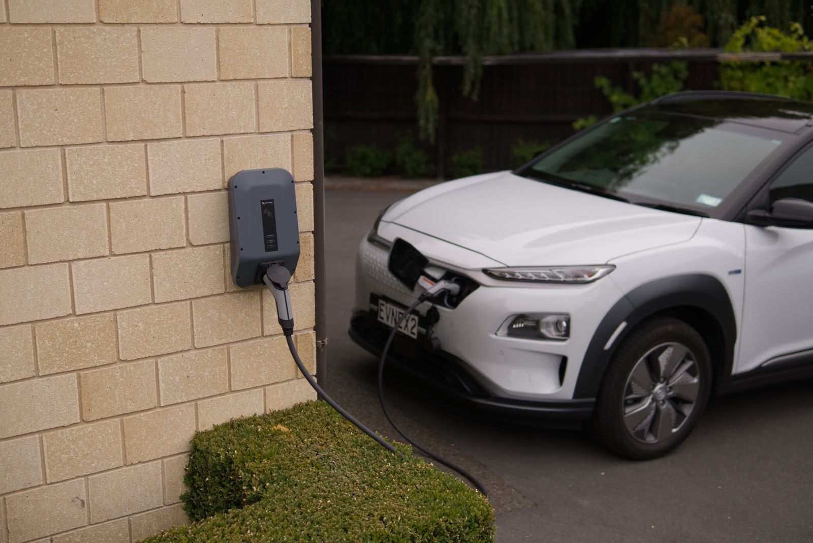 Carregador de carro elétrico na parede, ligado a um carro